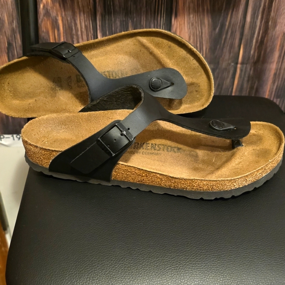 Birkenstock Black and Tan Gizeh Sandals - Picture 4 of 5